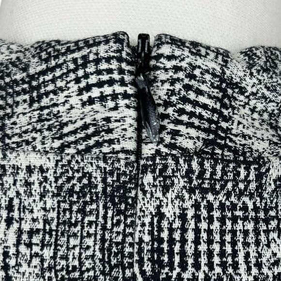 M.M. Lafleur The Aditi Dress in Crackle Black & Ivory V-Neck Sleeveless Sheath 0 - Picture 6 of 9